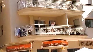 MILF Aubrey Hideung com peitos grandes faz foda anal na piscina - 2024-02-11 00:52:33